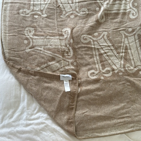 NWT MaxMara // throw blanket // ~50x66in - Picture 2 of 4